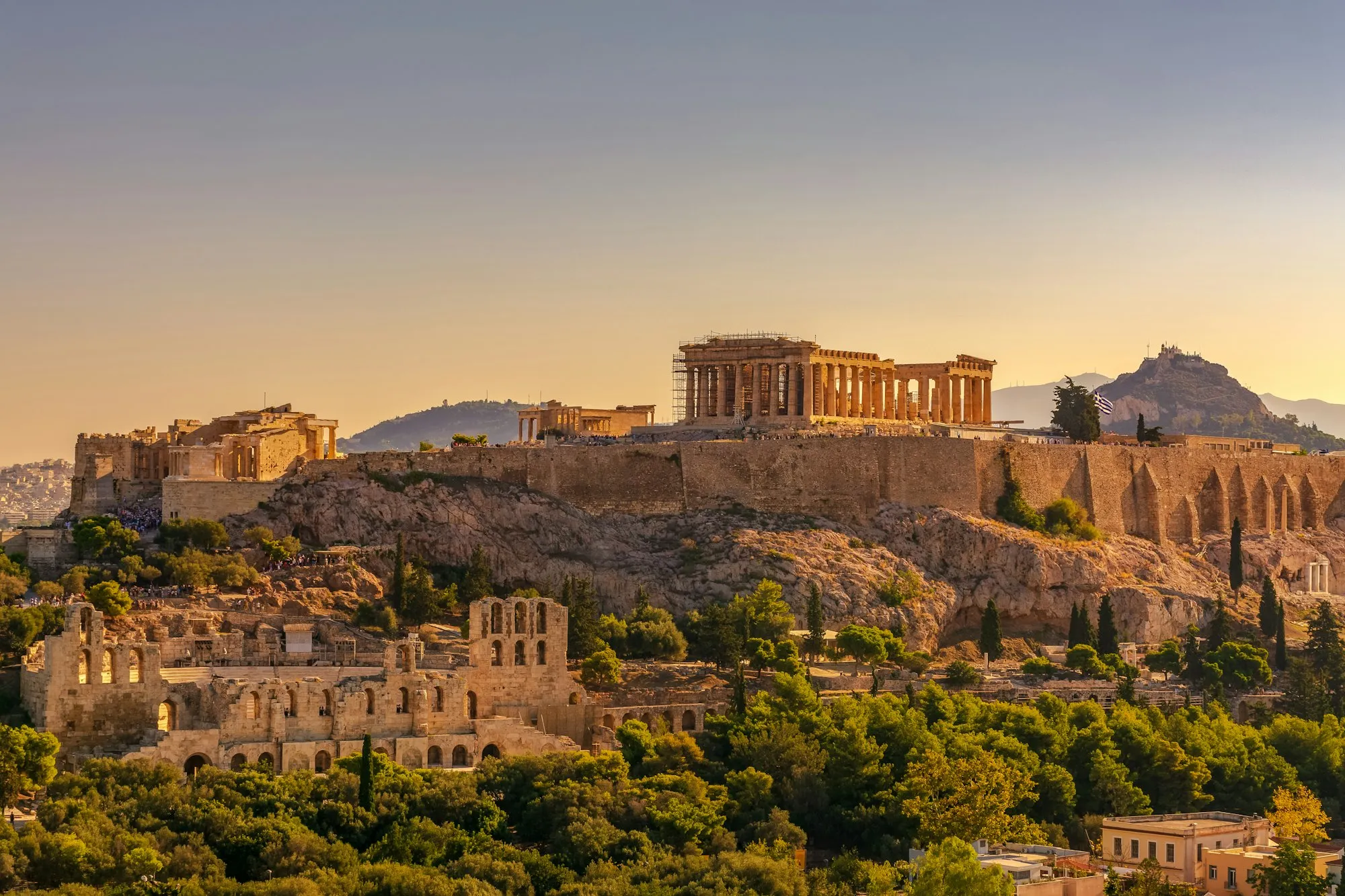 Acrópole de Atenas iluminada pela luz dourada do pôr do sol
