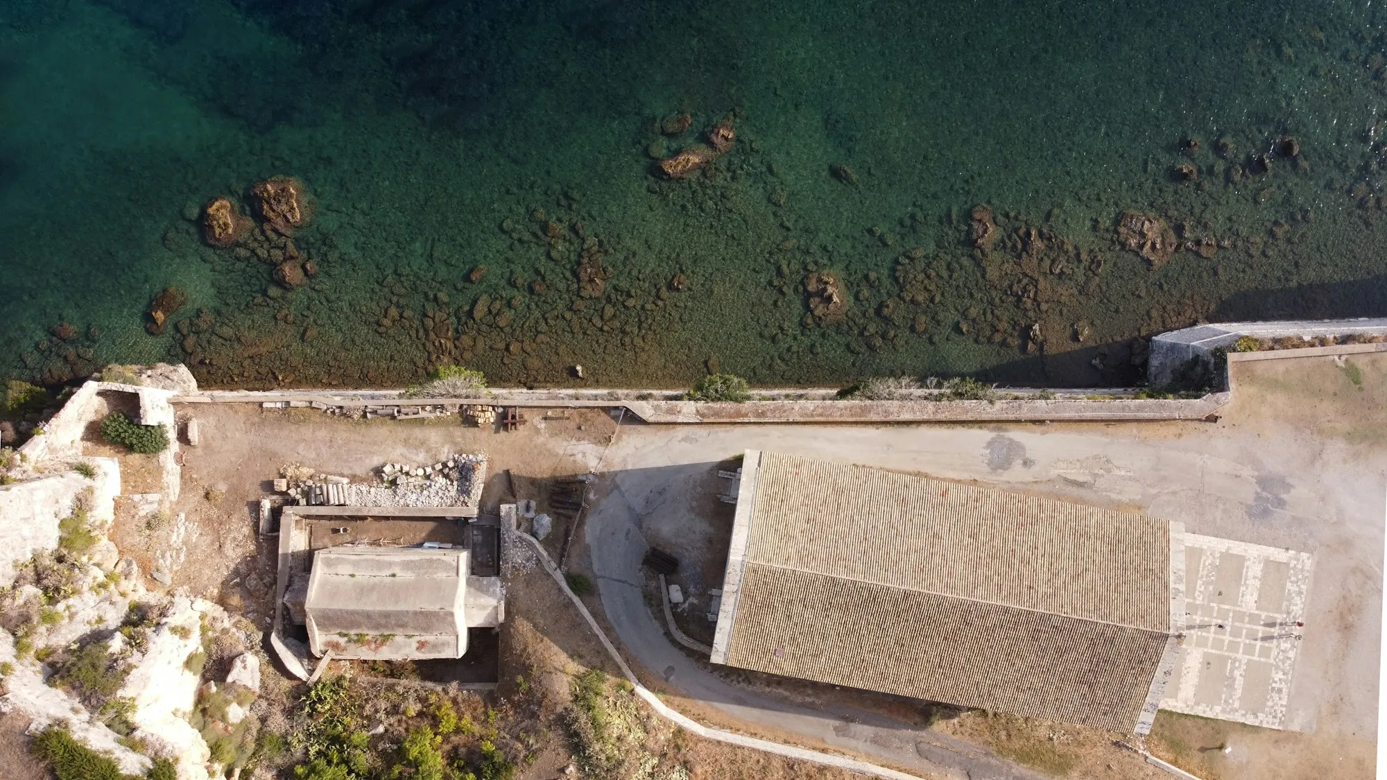 Vista aérea de mosteiro à beira-mar em Corfu