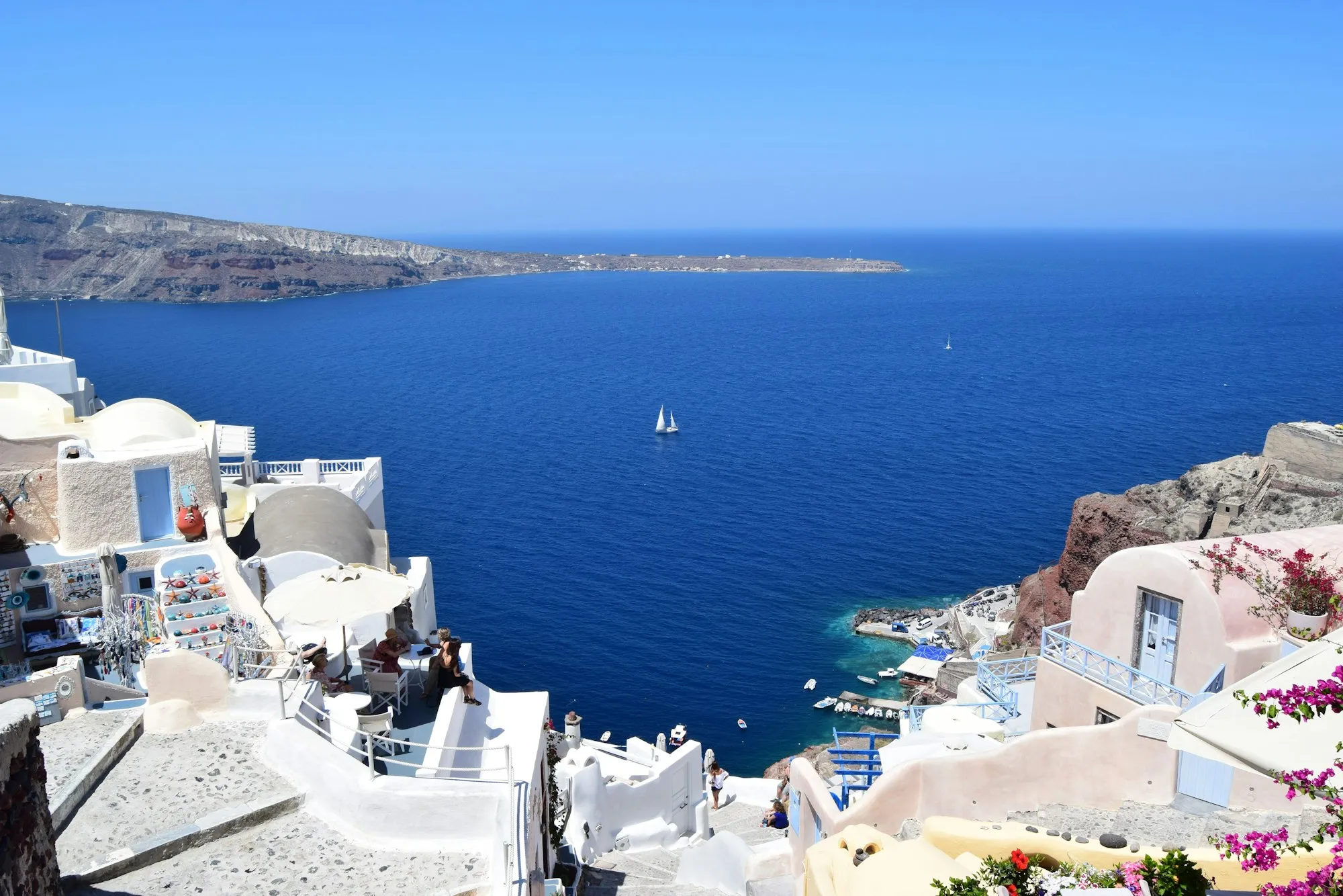 Vista da caldeira de Santorini a partir de Oia, com o mar Egeu azul profundo