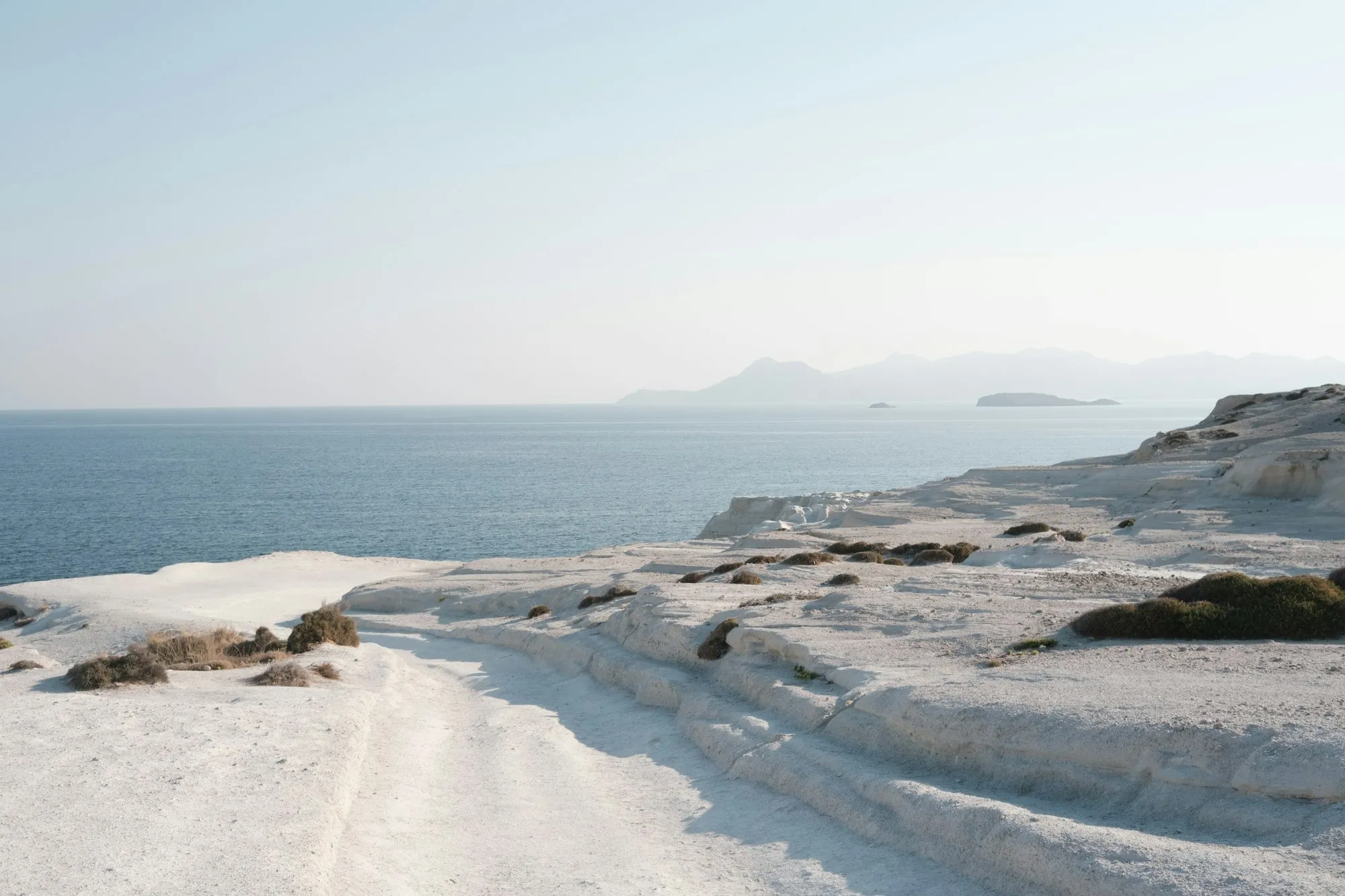 Rochas brancas vulcânicas de Sarakiniko à beira do mar em Milos