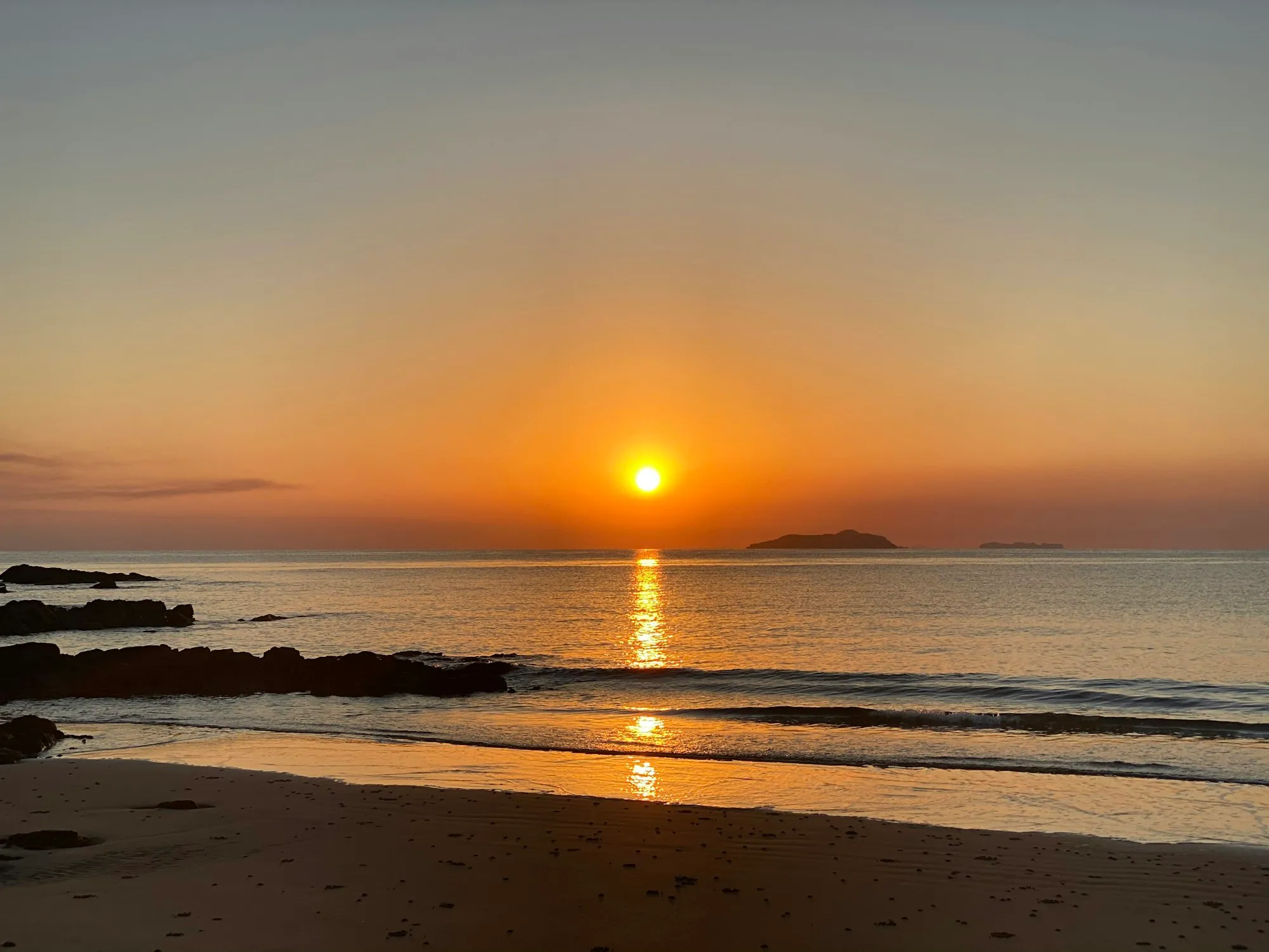 Silhuetas na praia ao pôr do sol em Naxos