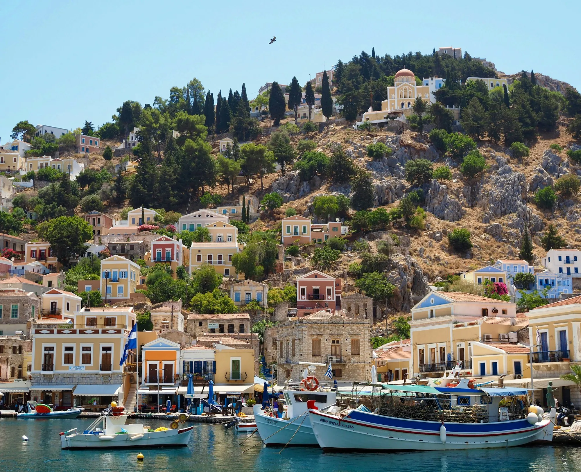 Barco de pesca nas águas de Naoussa, Paros
