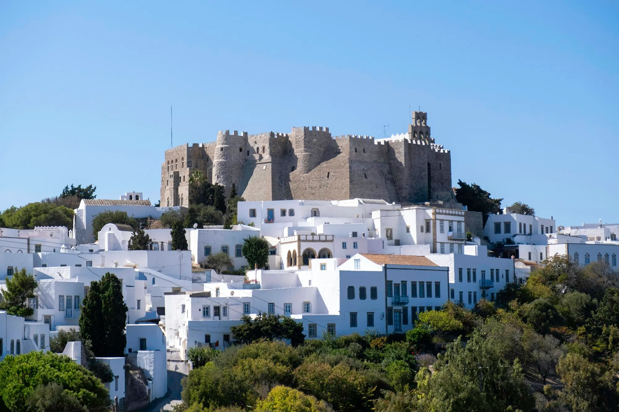 Mosteiro fortificado de São João acima das casas brancas de Chora, Patmos