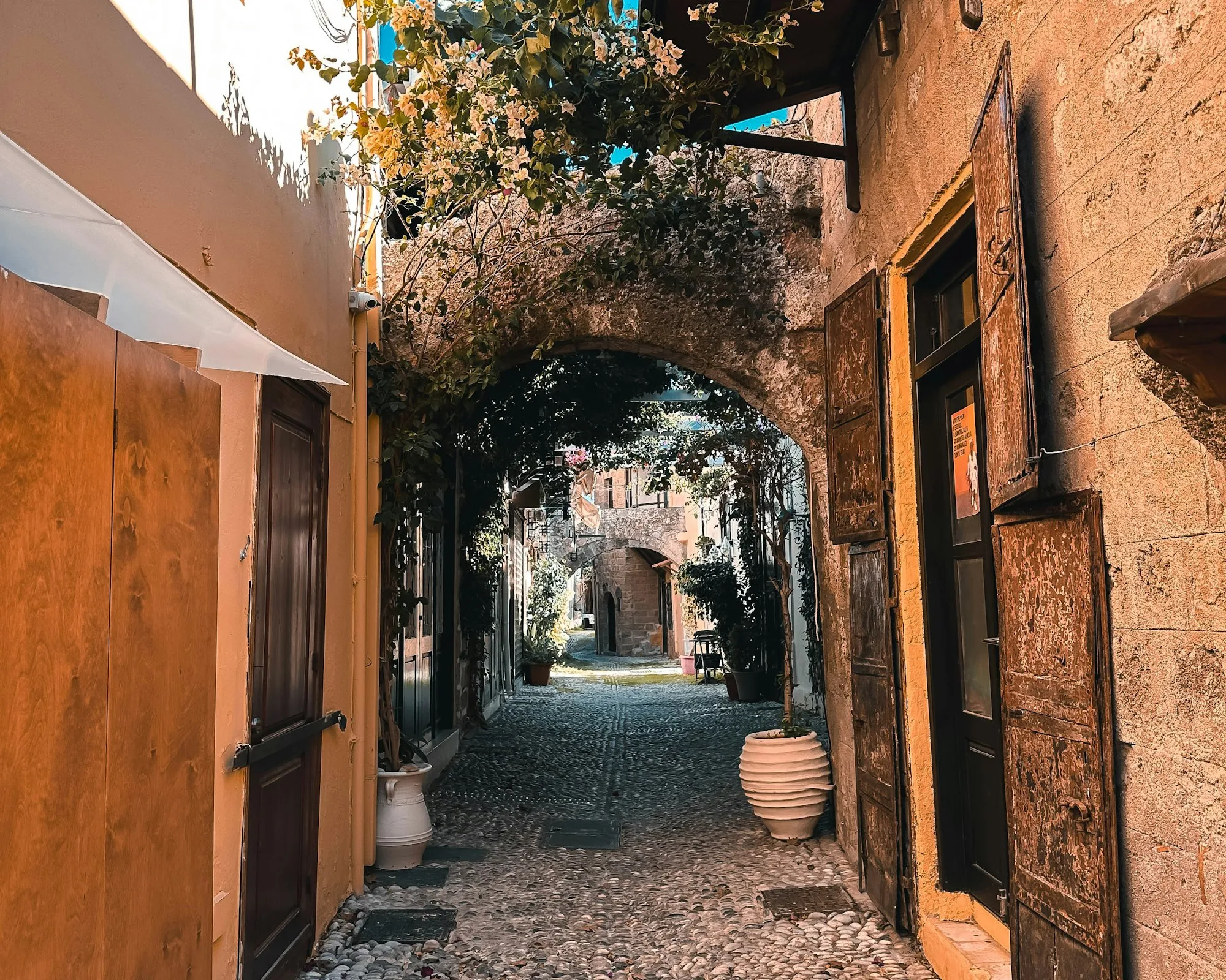 Ruela da cidade medieval de Rodes com vasos de plantas