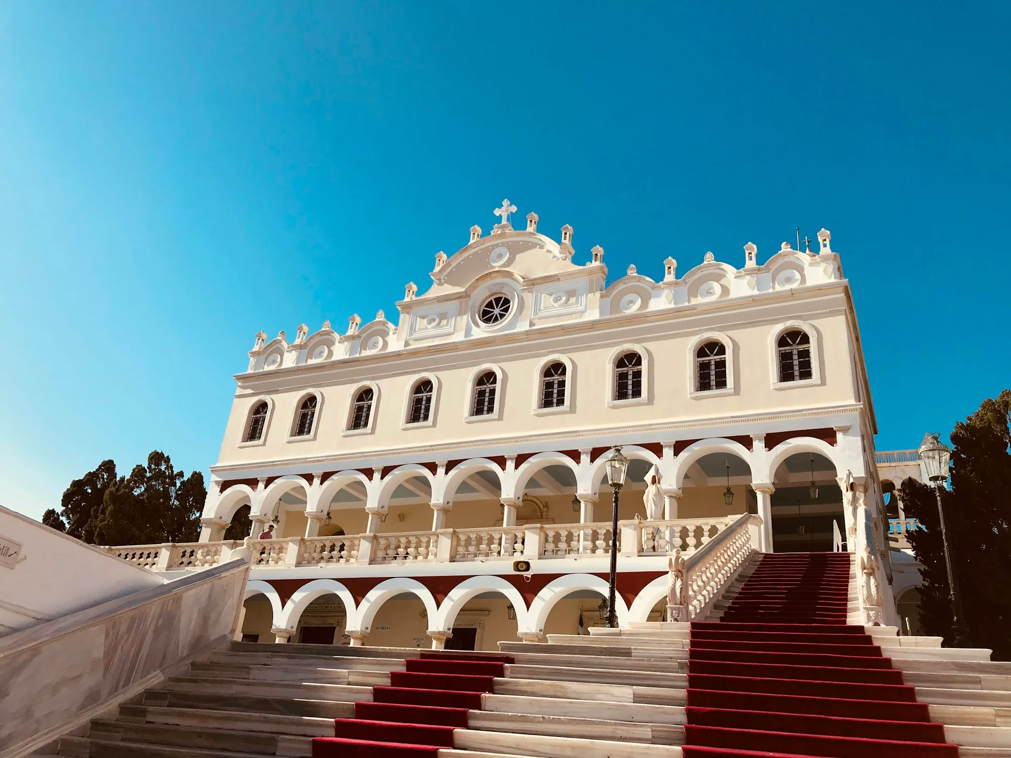 Igreja de Panagia Evangelistria em Tinos, com sua escadaria e fachada branca