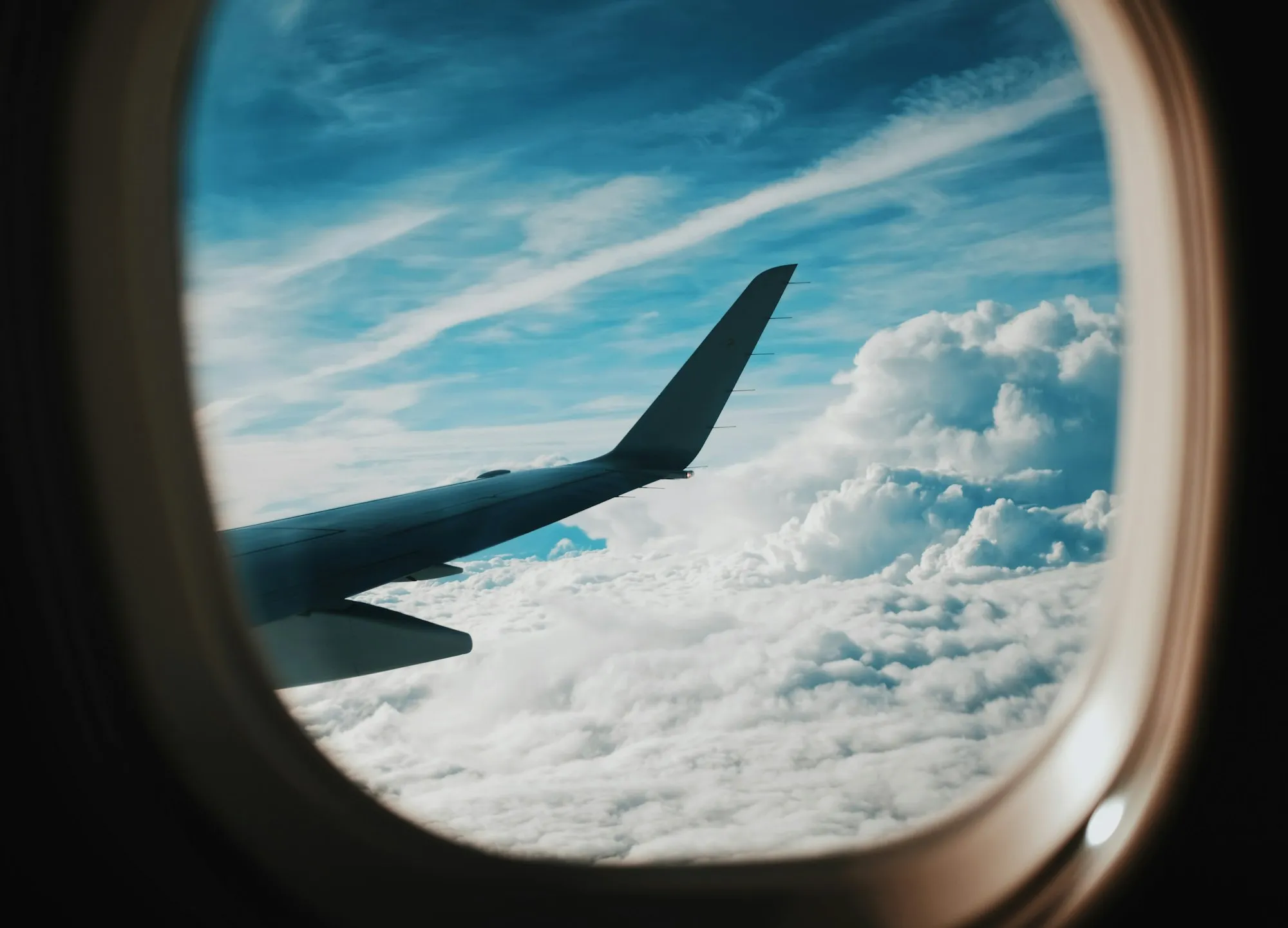Asa de avião sobre as nuvens durante o voo